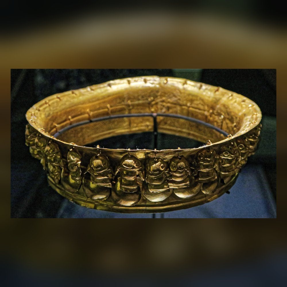 Corona de oro con figuras repujadas, en una vitrina