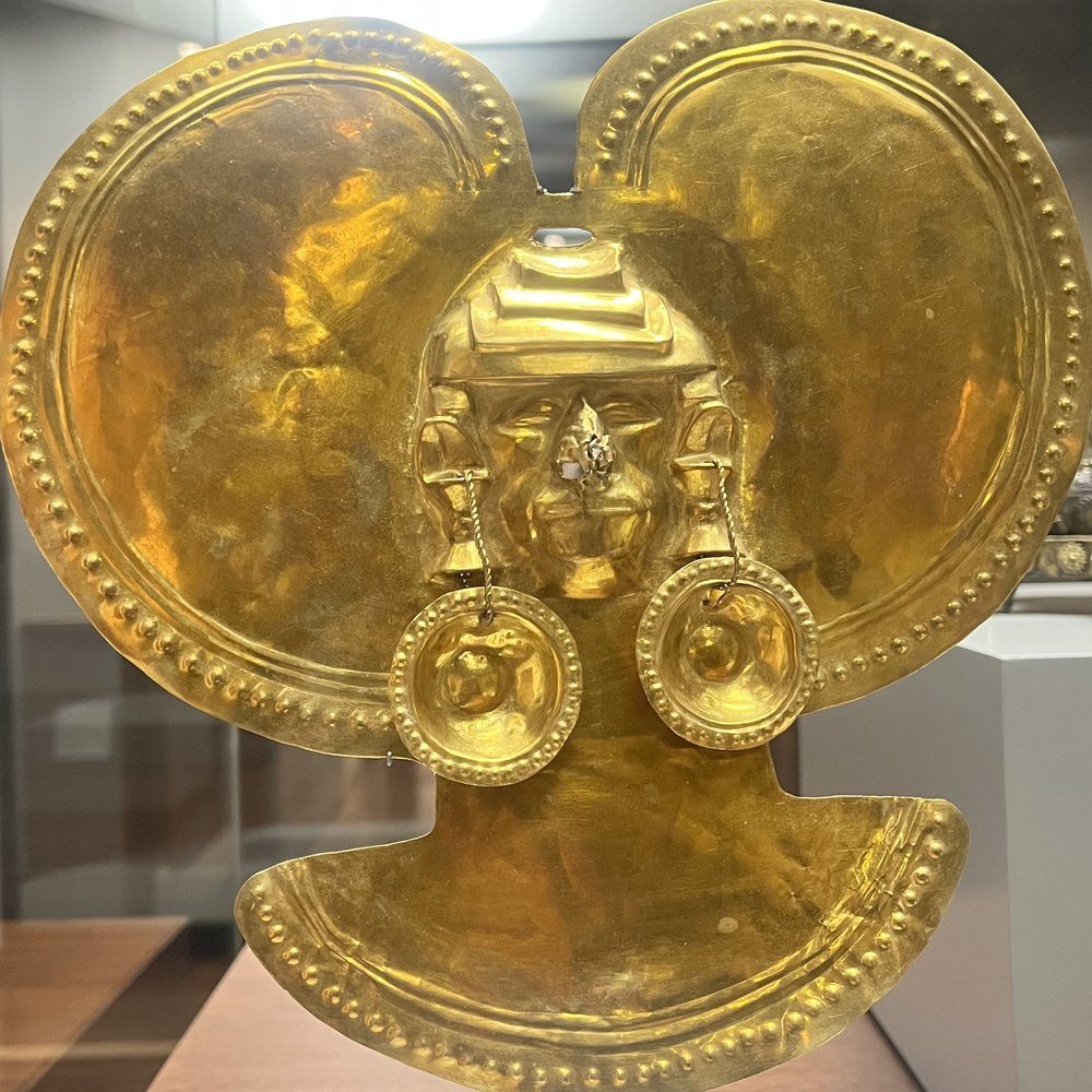 Pectoral de oro con una figura humana al centro