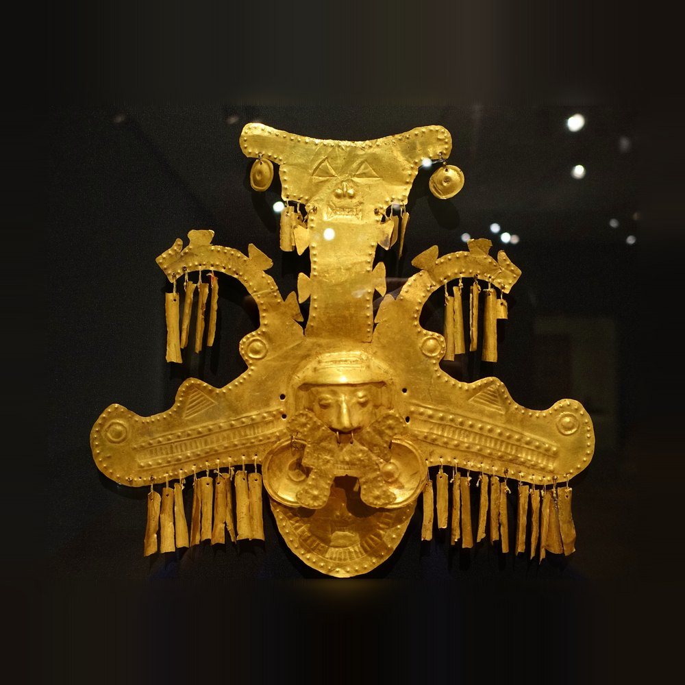 Adorno de tocado de oro con dos cabezas y caimanes a los lados