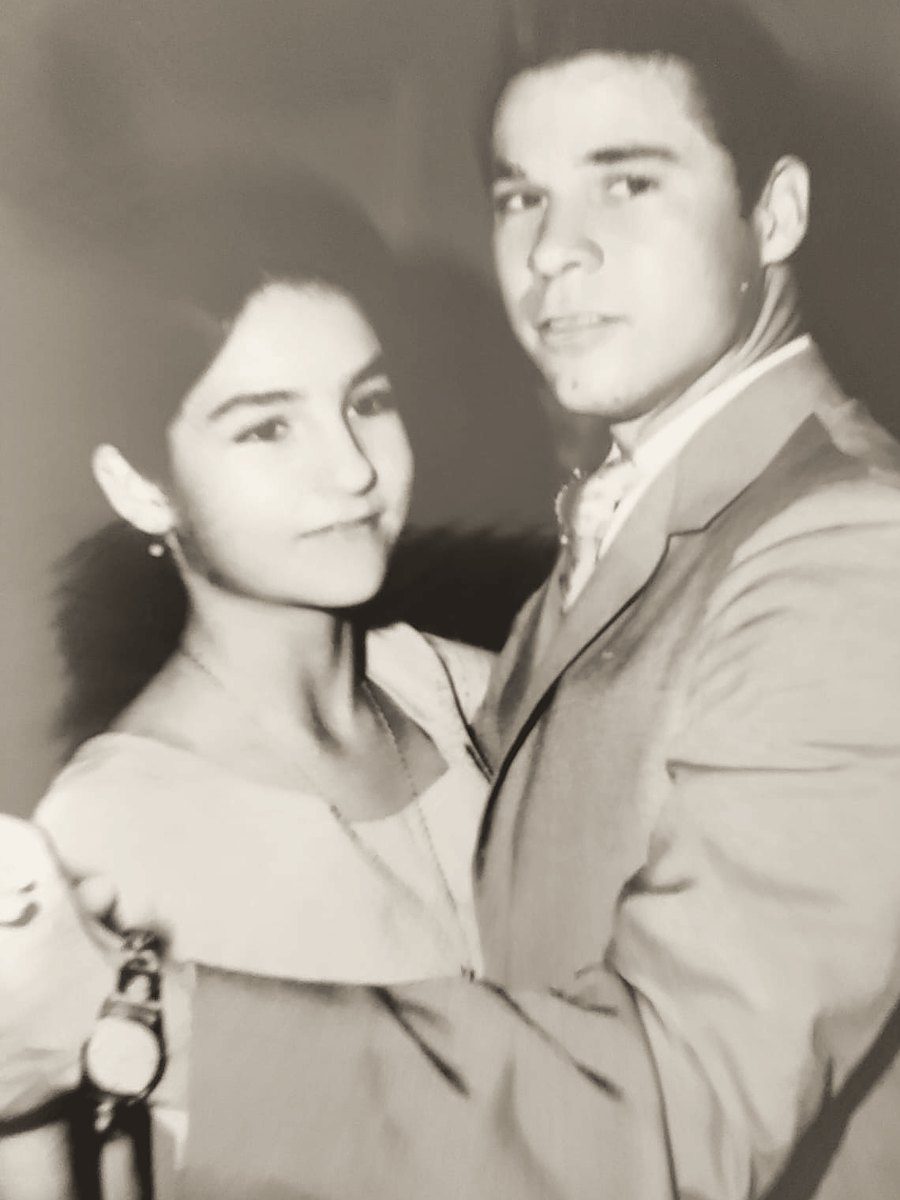 Una pareja joven posa abrazada, en blanco y negro