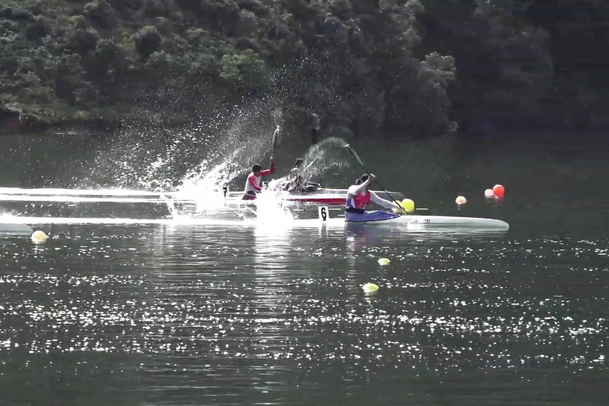Dos K-1 contra la luz en la pista del lago.