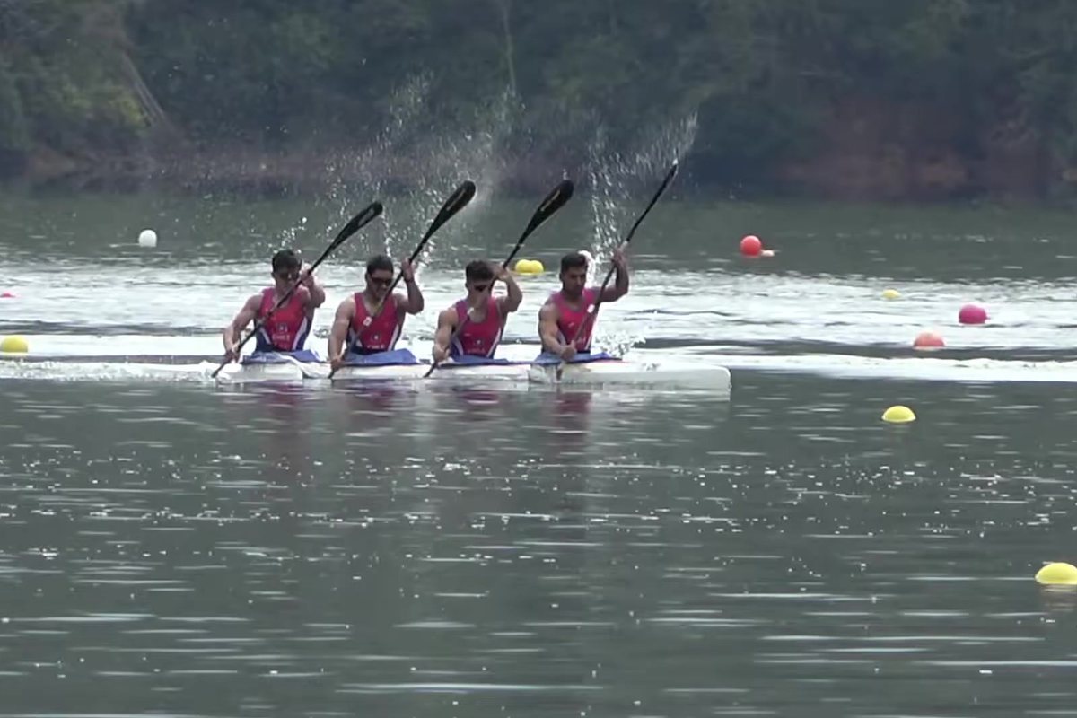Un K-4 de frente, entre las boyas de la pista.