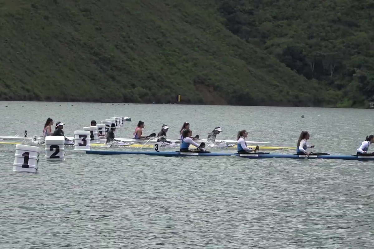 Salida del K-4 femenino; adelante, el bote de Argentina.
