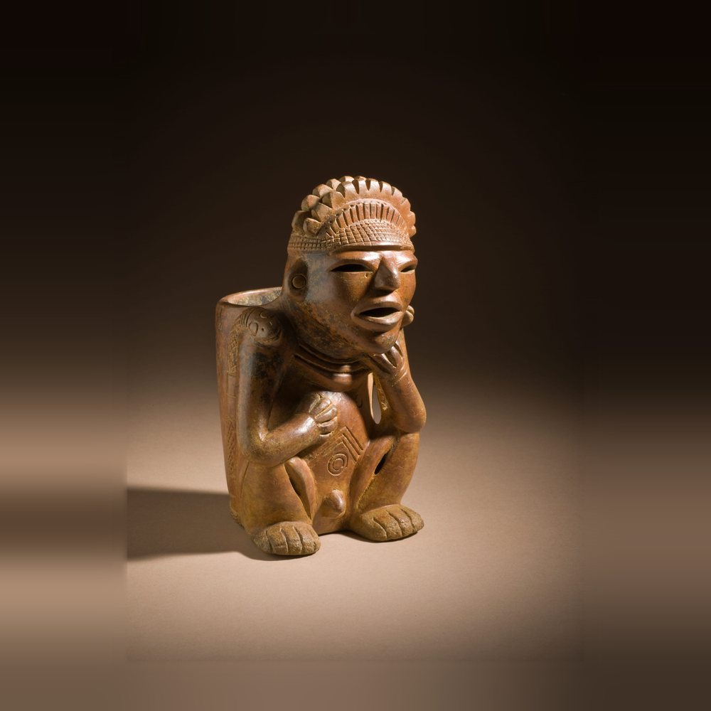 Vasija canastero masculina, un hombre sentado con una canasta a la espalda, región Calima, período Ilama, 1000 a. C.-100 d. C., cerámica.