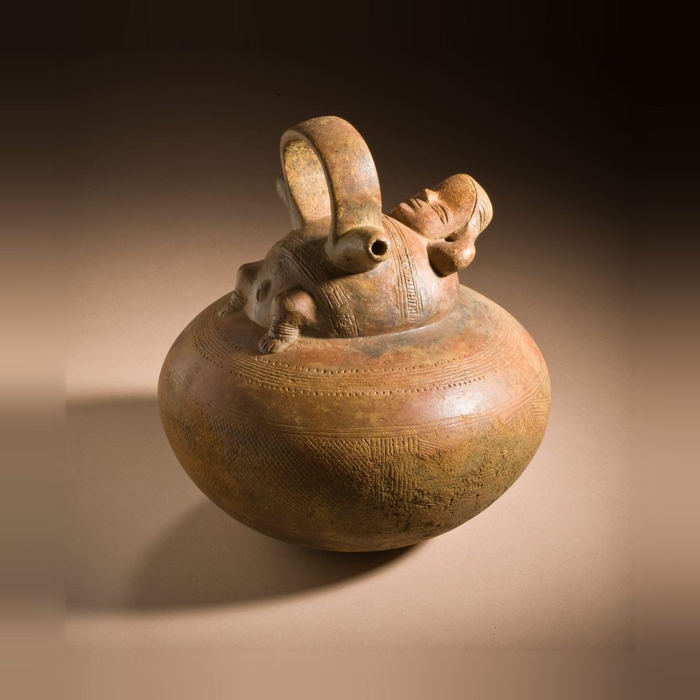 Vasija de doble vertedera y asa puente con una figura femenina recostada, región Calima, período Ilama, 1000 a. C.-100 d. C., cerámica.