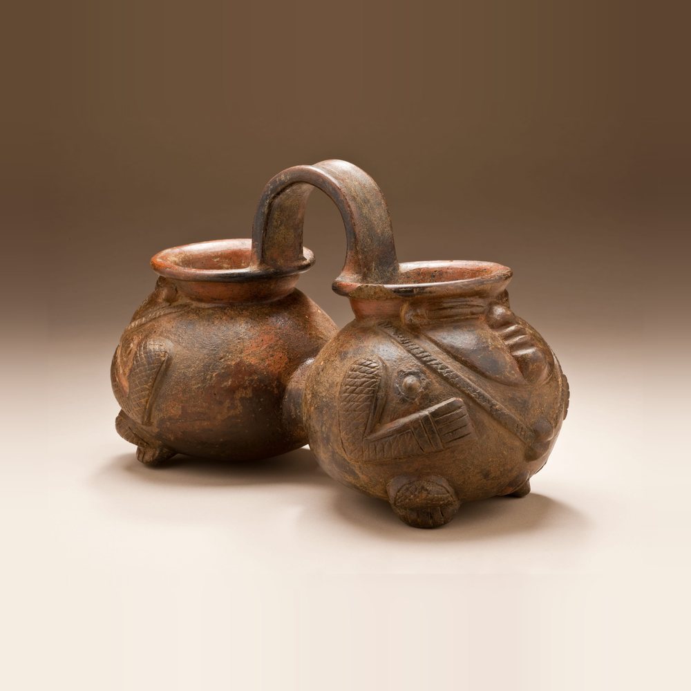 Vasija de dos cámaras con figuras y asa puente, región Calima, período Ilama, 1000 a. C.-100 d. C., cerámica.