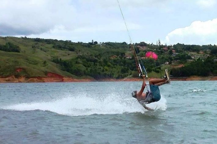 Kitesurf frente a los potreros de la orilla, 2014.