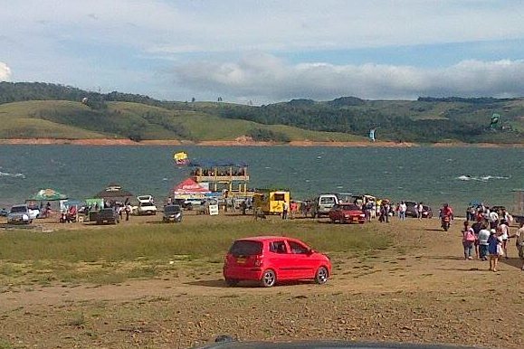 Cometas sobre el lago, vistas desde una playa, 2015.