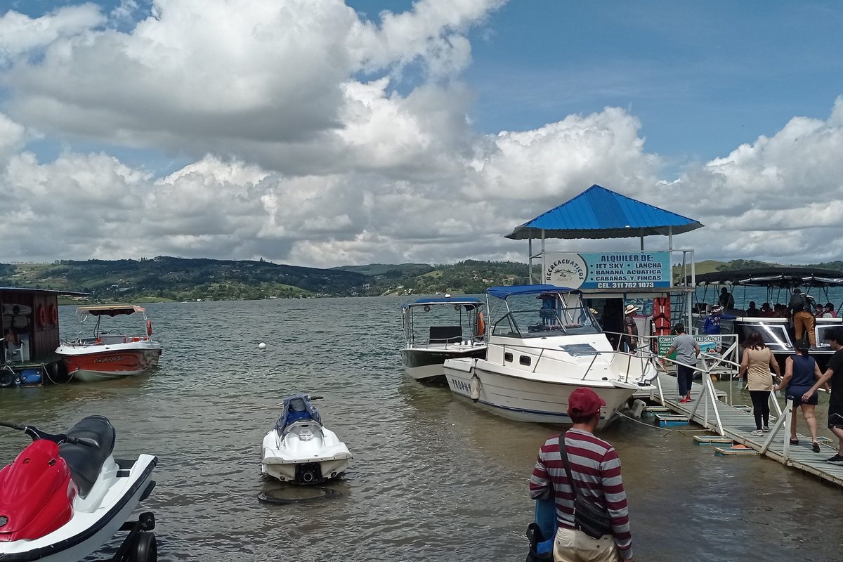 Motos de agua y lanchas en un muelle público, 2022.