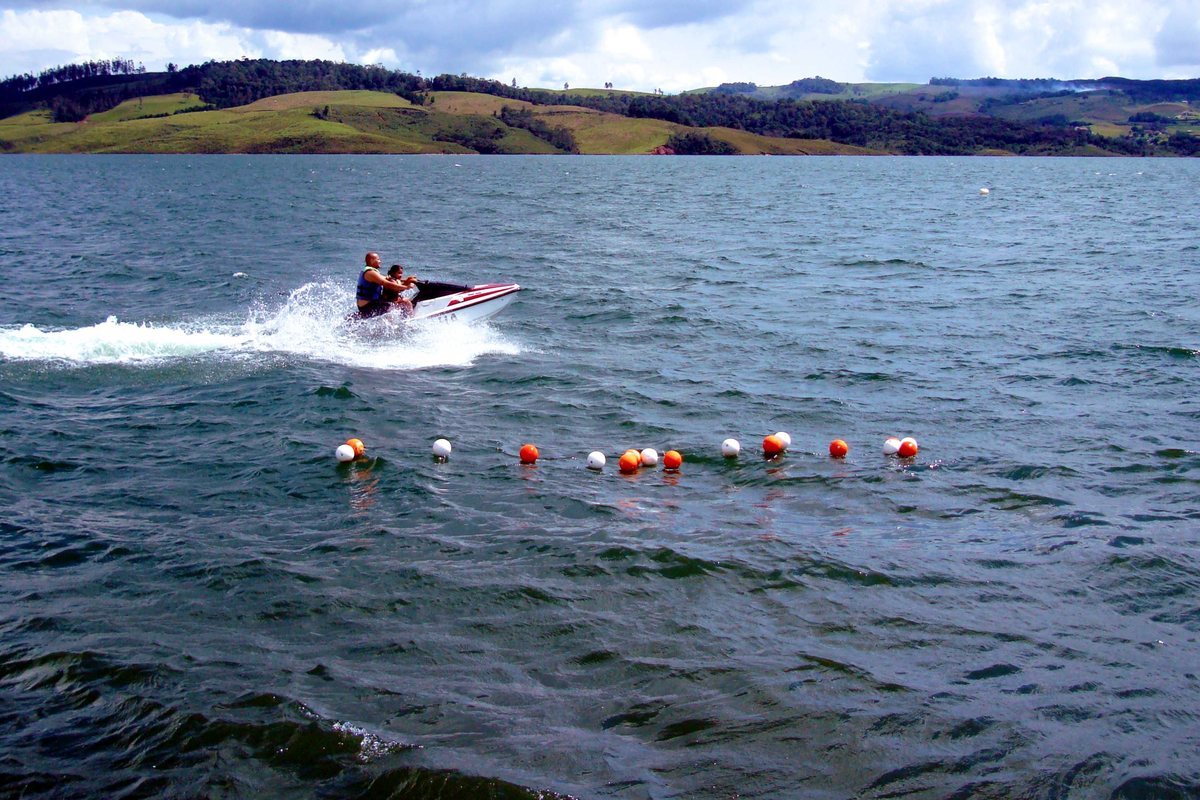 Una lancha pasa una línea de boyas, 2008.