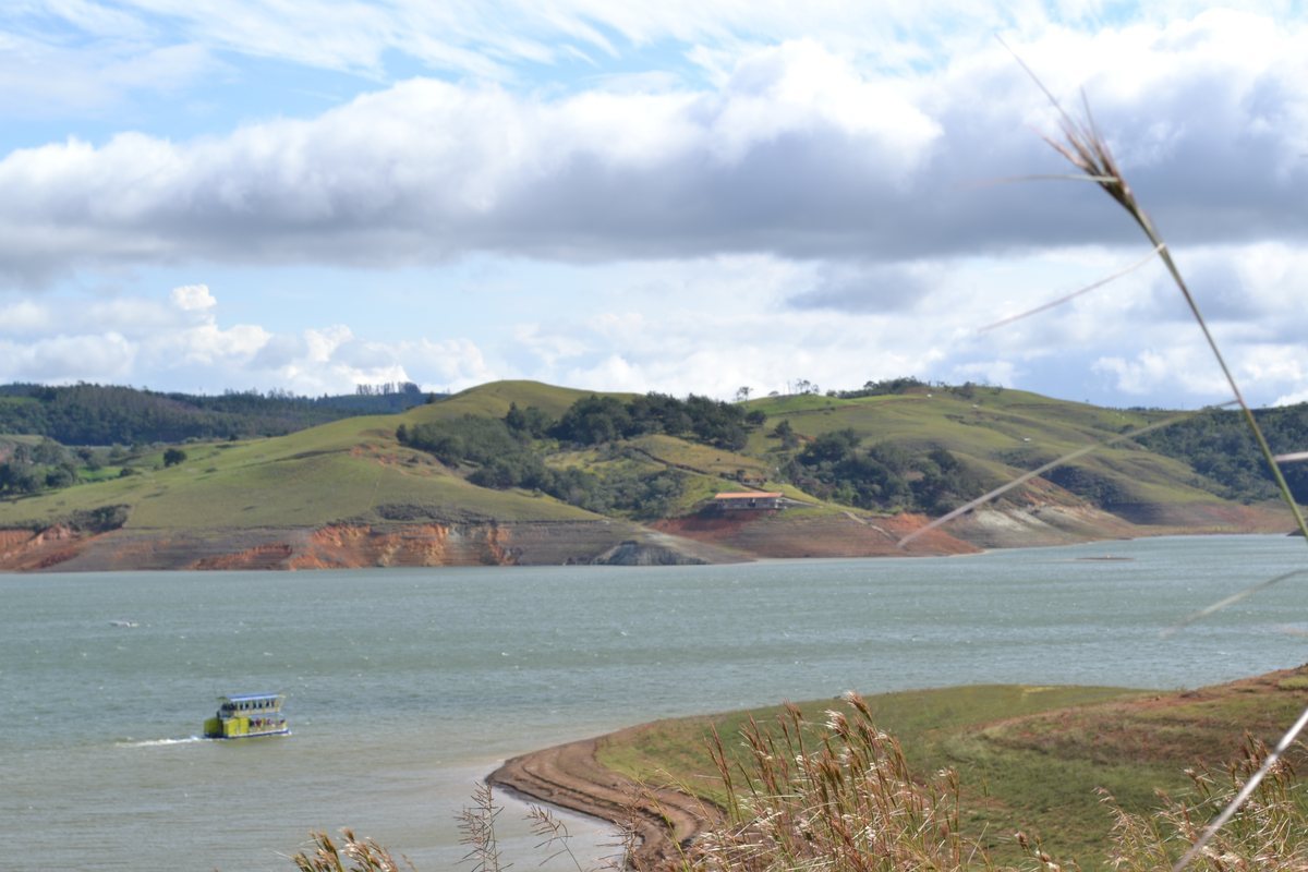 Una lancha cruza el lago, 2016.