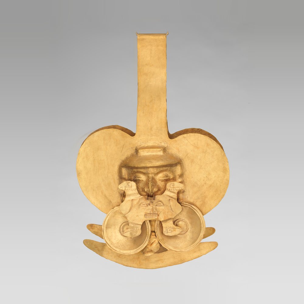 Brazalete con un rostro repujado, cultura Calima, período Yotoco, 100 a. C.-800 d. C., oro martillado.