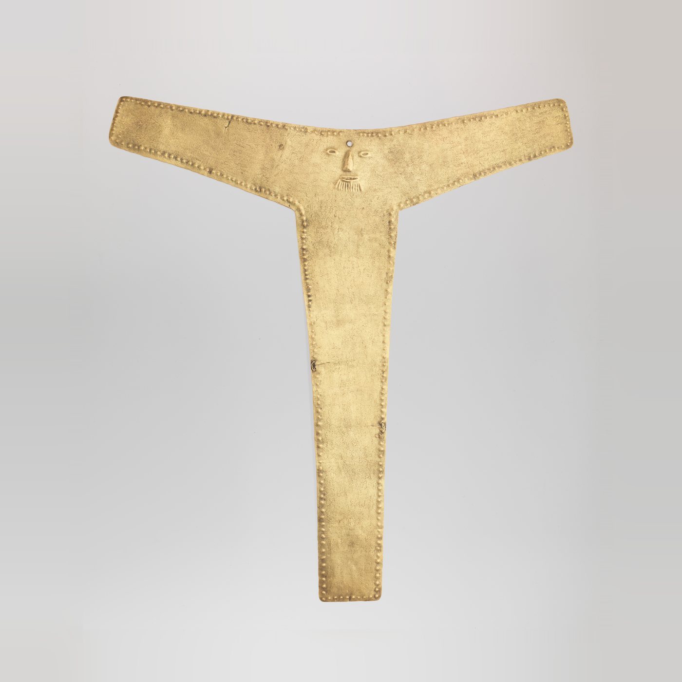 Pectoral Sonso de oro martillado en forma de T