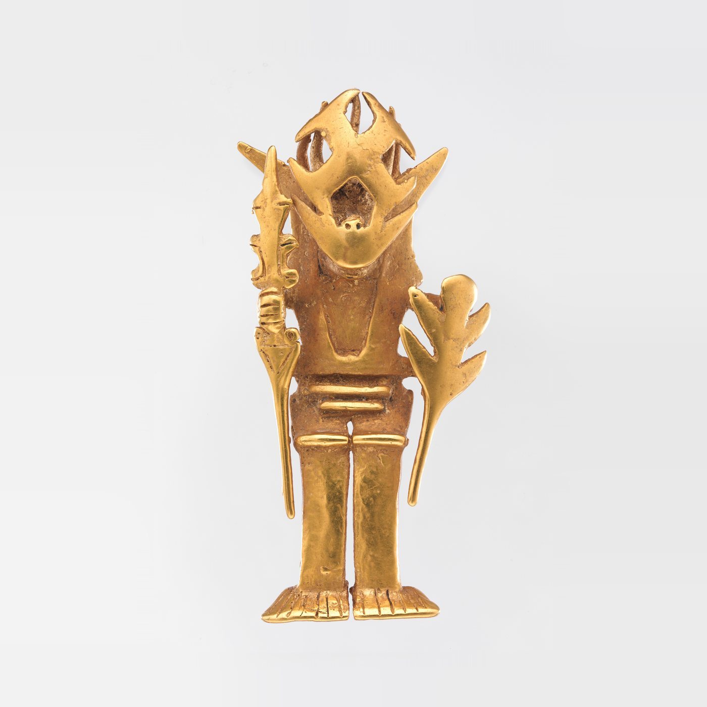 Colgante Yotoco de oro fundido: una figura enmascarada con tocado alto, bastón y escudo
