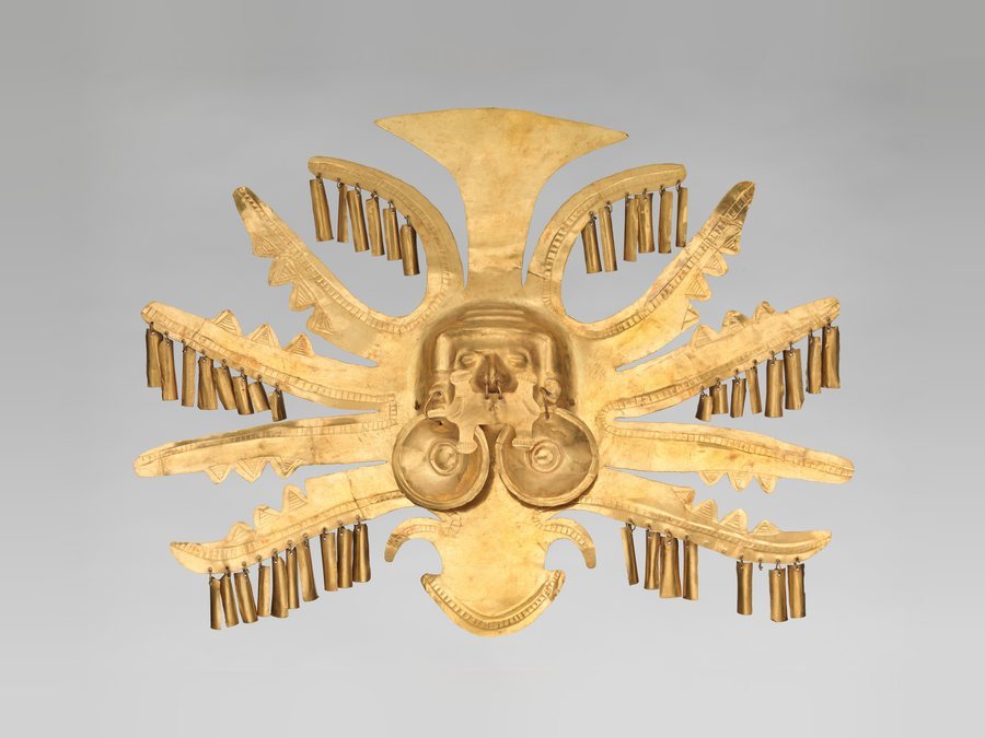 Adorno de tocado Yotoco de oro, con un rostro al centro y muchos colgantes