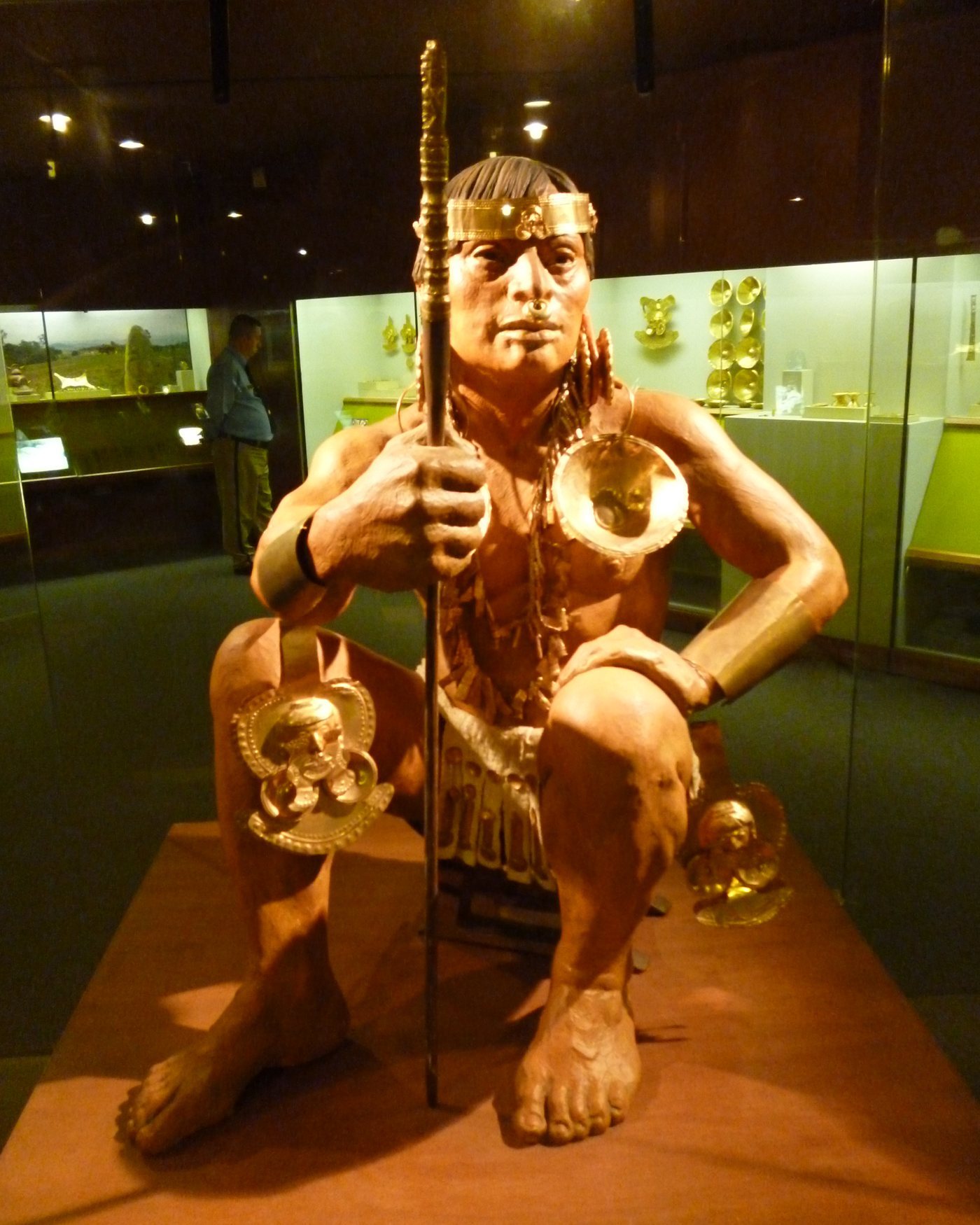 Figura de museo de un hombre Calima sentado con atuendo de oro