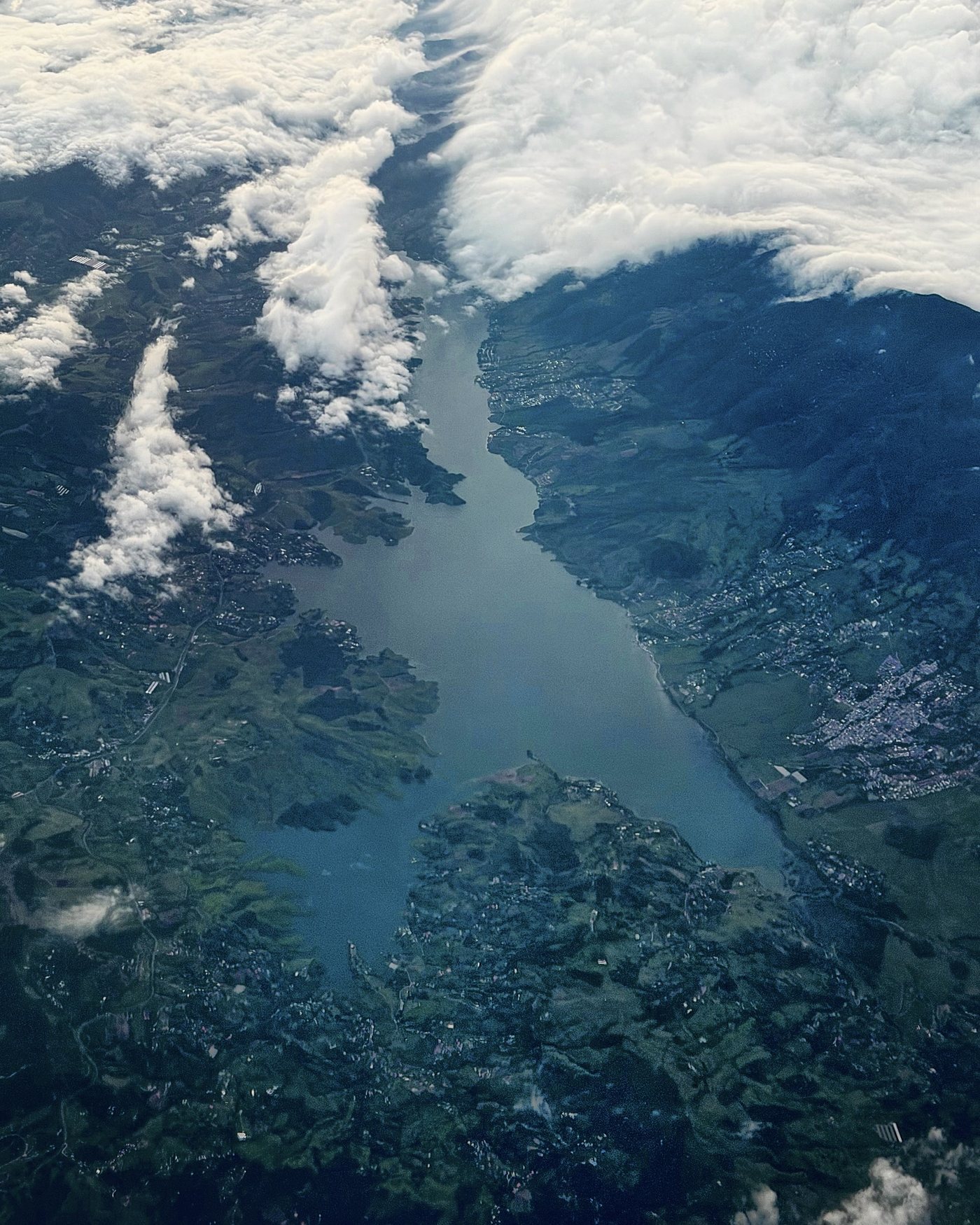 El Lago Calima visto desde el aire, con Darién en la orilla