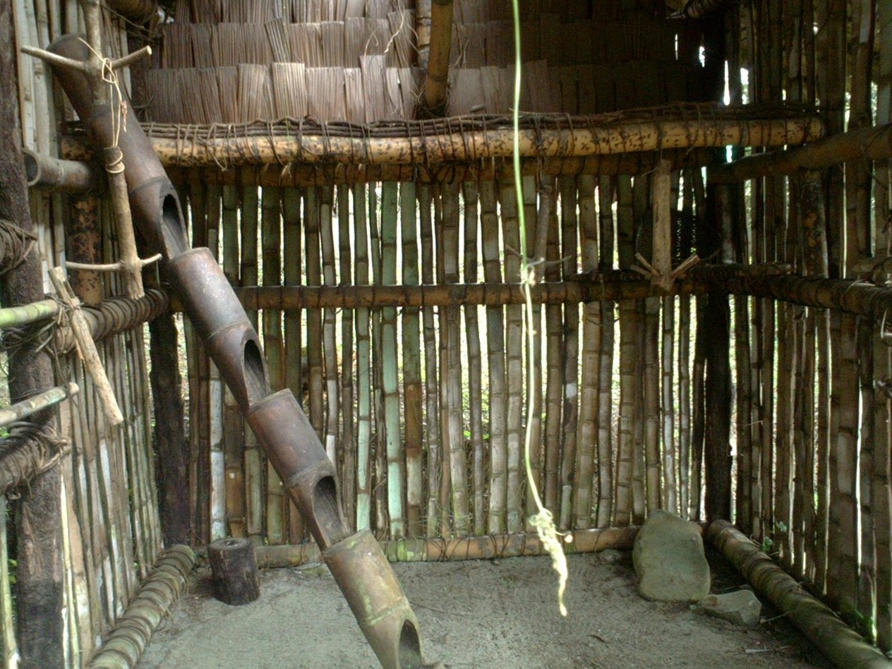 Interior de una casa prehispánica reconstruida en guadua y madera, en el Museo Arqueológico Calima