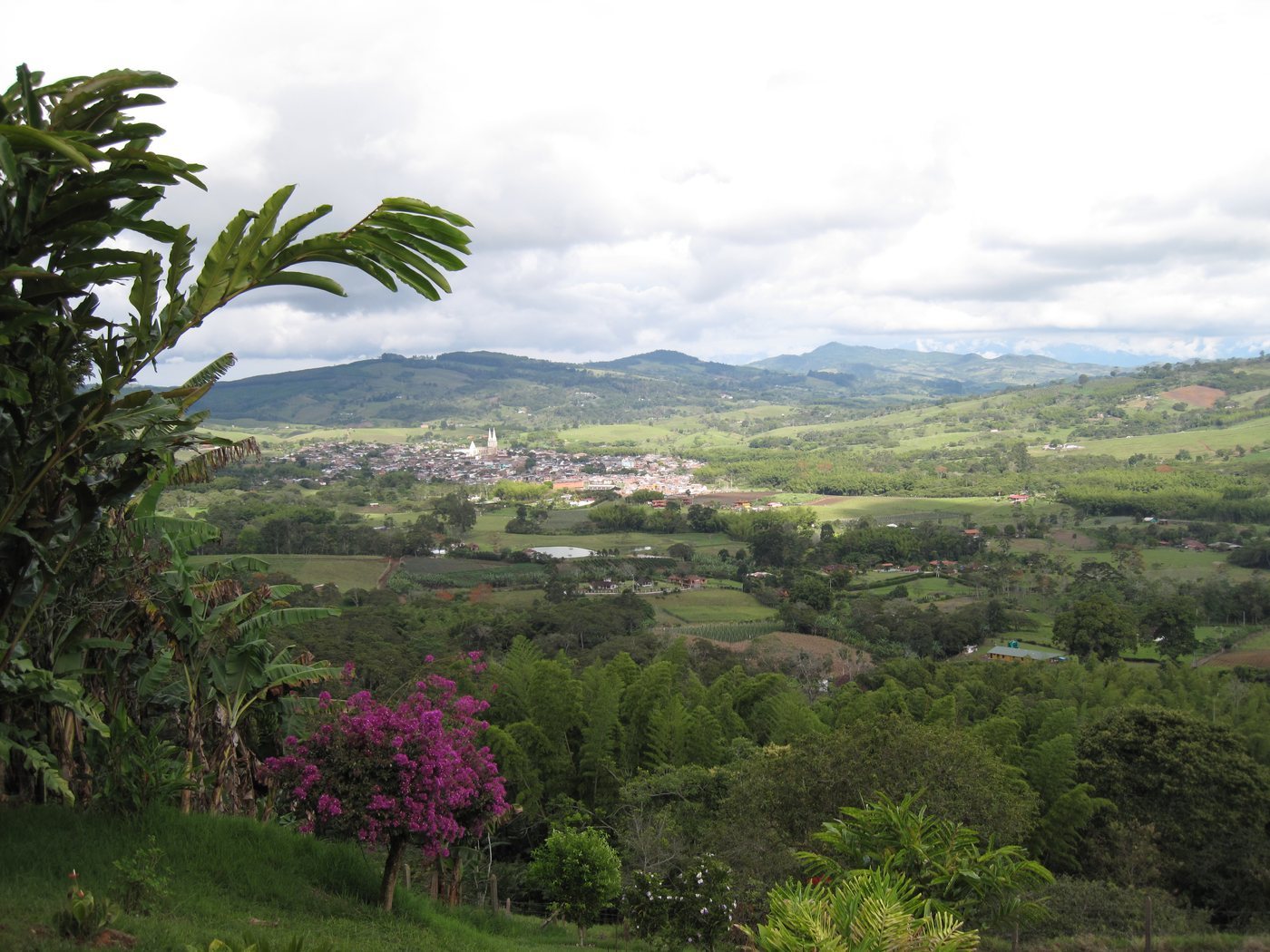 Lomas verdes alrededor de Restrepo, vecino de Darién
