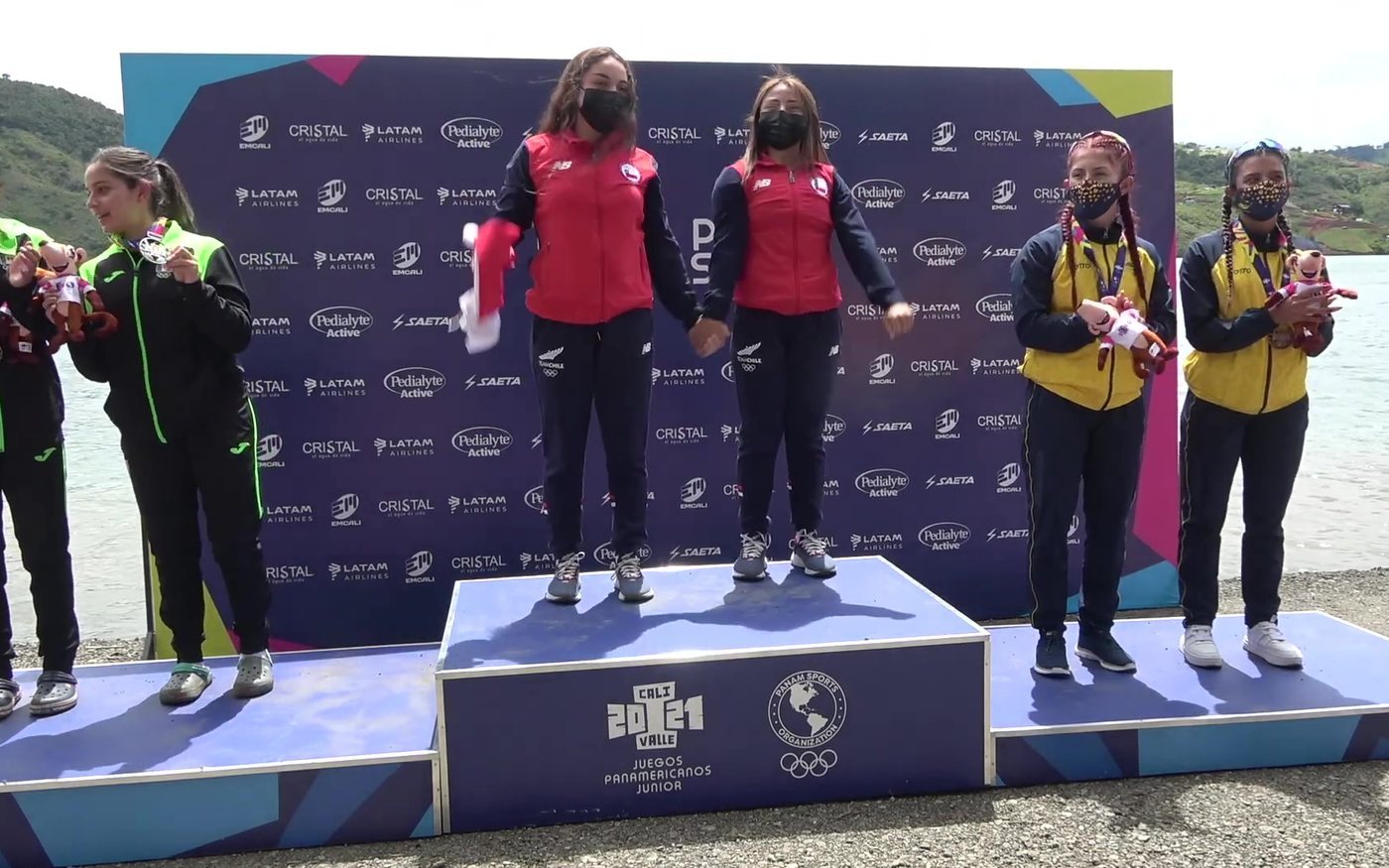 Podio del C-2 500 metros femenino a orillas del lago, con medallistas de Chile, México y Colombia